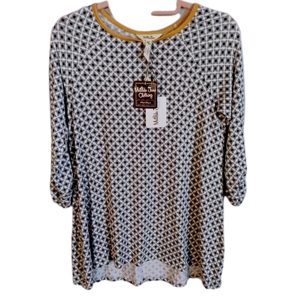 NWT Matilda Jane Women Grey Geometric Diamond Print 3/4 Roll Tab Sleeve Top
XS